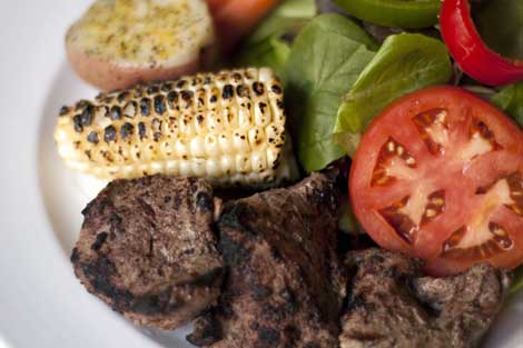 Chopan - Lightly seasoned and marinated half rack of lamb served with tomato and onion salad. Served with pallow.